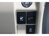 普通充電は6kWの高い出力で行うため、満充電まで約4.5時間という早さです。また、普通充電はフタを直接押し、急速充電は車内のボタンを操作して開け、あとは充電コネクターを差すだけで充電開始します。