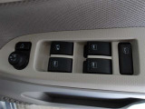 パワーウィンドウスイッチで運転席から全席の窓の開閉ができます。