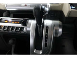 インパネシフトだから視線の移動も少なく足元もスッキリ♪運転席もゆったりしているのでゆとりを持ってドライブできますね!