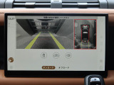 サラウンドカメラ(360&deg;カメラ)『車載のカメラを駆使し、車を真上から見下ろしている映像に変換、センターディスプレイに表示させ、安全な駐車をサポート。縦列駐車や狭い場所への駐車に大きく役立ちます。』