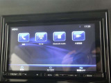 <Bluetooth>スマートフォンなどの機器と車をBluetoothで接続すると、ワイヤレスで音楽を再生できます。