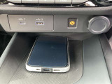【ワイヤレス充電】置くだけで充電ができるので、スマートフォンからのBluetooth audioを使用しながら充電も可能です。