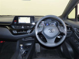 シンプルで使いやすいデザインの運転席です。