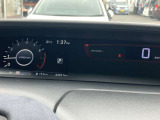横に長く見やすいメーター!!エコ運転支援にもなる燃費計が表示される車両情報ディスプレイ☆