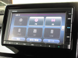 ナビゲーションは純正メモリーナビ(VXM-225Ci)を装着しております。AM、FM、CD、Bluetoothがご使用いただけます。初めて訪れた場所でも安心ですね!
