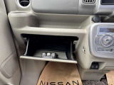 車検証ブックや小物などが収納できるスペースがあります。