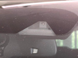【エマージェンシーブレーキ】走行中に前方の車両等を認識し、衝突しそうな時は警報とブレーキで衝突回避と被害軽減をアシスト。より安全にドライブをお楽しみいただけます。