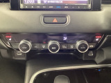 運転席と助手席にはシートヒーターが付いています☆寒い時期に腰周りを温めてくれるので体全体が温まりやすいのは勿論、暖房と違い顔に風が当たらないので、乾燥肌やドライアイの方でも大丈夫☆