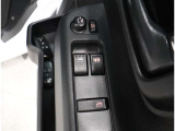パワーウィンドウ装備!ドアの内張りにある昇降スイッチで、電動で窓の開閉ができます♪やっぱりあると便利な装備ですね♪