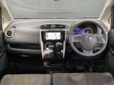 運転席周りになります。内装色はブラックです。