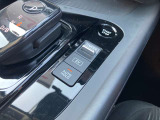 オートブレーキホールド装備です。信号待ちなどでブレーキを踏み続けるわずらわしさから解放されます。