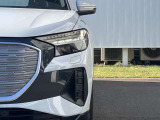 マトリクスLEDヘッドライト装備 複数のセンサーとカメラによって他車や歩行者を検出。ドライバーや歩行者の視界を妨げることが無いように、約1億通りの自動配光が可能です。
