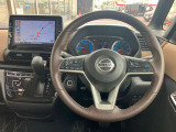 使いやすく安全な操作性と良好な視界を実現した運転席!