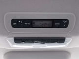 【オートデュアルエアコン】前席と後席で別々の温度を自動制御♪それぞれに風量や吹き出し口モードの調整も可能です!