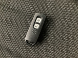 スマートキーをポケットやバッグに入れたままで、キーを差し込むことなくボタンを押すだけでエンジンが始動します。