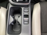 運転席からも助手席からも自由に使えるドリンクホルダー付。停車中にブレーキペダルを踏み続けなくてもブレーキ保持ができるオートマチックブレーキホールド機能もついております。