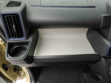カップホルダーは運転席や助手席からちょうど手の届く位置です!!