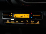 オートエアコンです。車内を設定温度に保ち、快適空間をキープします。