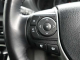 ステアリングスイッチ付き。手を離さずにさまざまな操作が可能です。