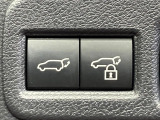 【パワーバックドア】スマートキーや運転席のボタンを押すだけでリアゲートが自動で開閉します!荷物を持っている時や、高い位置にあるバックドアを閉める際に便利な機能です♪