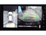 車を上から見下ろした視点で駐車をサポートするパノラマビューを搭載。運転席から確認しにくい車両周囲の状況を確認できます。