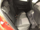 【後部座席】も当然、綺麗・清潔に仕上げております。内装の綺麗なお車は気持ちが良いですし、コンディションのいい車が多いです。これもオススメの1台です。
