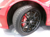 トヨタ純正アルミホイール。タイヤサイズは、225/40R18です。
