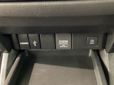 専用のケーブルを繋げばスマホのミラーリングが可能です。車内モニターでYouTubeを視聴することも出来ますよ♪