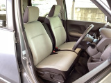 【ベンチシート】運転席と助手席の移動もスムーズ!狭い駐車場での乗り降りや、お子様の乗り降りにも便利です。座席の間にコンソールボックスやドリンクホルダーがないため、車内空間が広く感じます。