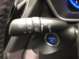 ワイパースイッチです。「INT」では間欠ワイパーの作動時間間隔を変更できます。リヤワイパーも操作できます。