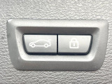 ●電動リアゲート:ワンタッチでリアゲートの開閉ができ、荷物などで両手が塞がっている状態でも簡単に開閉ができる便利機能です。