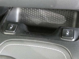 運転席と助手席には寒い時にうれしいシートヒーターが装備されてます。