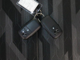電子キーをポケットやカバンに入れているだけで、ドアの開錠・施錠が行えます。荷物を抱えていてもラクラク開閉です。エンジン始動も行えます。