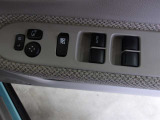 パワーウィンドウスイッチで運転席から全席の窓の開閉ができます。