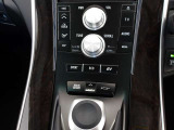 オートエアコンです。車内を設定温度に保ち、快適空間をキープします。
