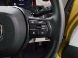 ハンドル右側にはクルーズコントロールのスイッチが装備され運転中の操作も安心して行えます。