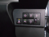 パーキングセンサーや横滑りを防ぐVSA等のスイッチ類は運転席の右側、手の届きやすい位置にあります。