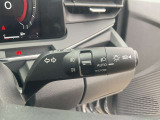 【オートライト】車のセンサーが周囲の明るさを感知し、自動でヘッドライトを点灯・消灯する機能です。この機能は、夕暮れ時の交通事故が多い時間帯の安全性を高める目的があります。