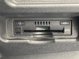 【ETC】有料道路を利用する際に料金所で停止することなく通過できる、ETC車載器(ノンストップ自動料金収受システム機器)が装備されています。セットアップを行うことで利用可能になります。