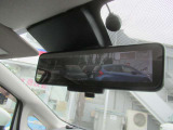 スマートルームミラー。フル乗車+積載時もカメラ画像にて後方確認。心強い味方です☆
