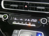 【オートエアコン】車内温度を感知して自動で温度調整をしてくれるのでいつでも快適な車内空間を創り上げます!どの席に座っても快適なドライブが楽しめます♪