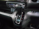インパネシフトだから視線の移動も少なく足元もスッキリ。運転席もゆったりしているのでゆとりを持ってドライブできますね。