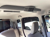 車内の空気を効率よく循環させて冷たい空気や暖かい空気の偏りを解消してくれるスリムサーキュレーターを装備。