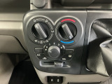【マニュアルエアコン】手の届きやすい所で簡単操作のダイヤル式空調コントロールパネル。エアコン付きでオールシーズンお好みの温度調整ができ快適なドライブ。快適空間で楽しいお出かけ、何処へ行きましょう♪