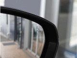 【ブラインドスポットモニター】車線変更時の側方確認をサポートします。斜め後方から接近するクルマを、ドアミラー内の警告灯でお知らせします。