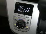 【オートエアコン】車内温度を感知して自動で温度調整をしてくれるのでいつでも快適な車内空間を創り上げます!どの席に座っても快適なドライブが楽しめます♪