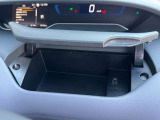 運転席アッパーボックス★USB電源ソケットが中にございます♪