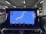 ディスプレイオーディオやカーナビは、現代のドライブにおいて欠かせない装備のひとつです。初めての場所でも迷いにくく、快適なルート案内で運転をサポートします。移動中のエンターテインメント性も高まります。