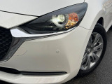 【LEDヘッドライト】悪天候や夜間走行時も良好な視界を確保し安心して運転できる高輝度LEDヘッドライトを装備!点灯速度が早く、消費電力も抑えられています。