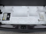 トランクルームには工具とパンク修理キットがあります。